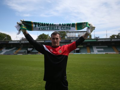 Artur Signs on