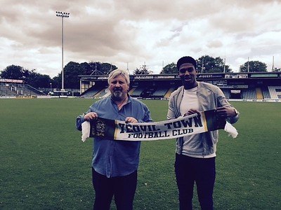 Shaun Jeffers signs