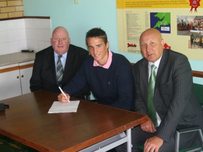 Chris Cohen signs