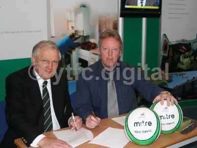 20090429 - Dave Jones signs contract 001.jpg