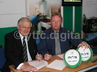 20090429 - Dave Jones signs contract 002.jpg