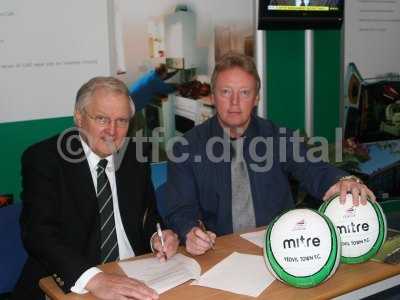 20090429 - Dave Jones signs contract 003.jpg