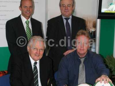 20090429 - Dave Jones signs contract 005.jpg