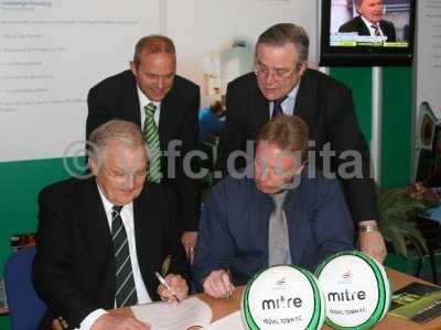 20090429 - Dave Jones signs contract 006.jpg