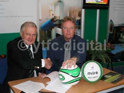 20090429 - Dave Jones signs contract 009.jpg