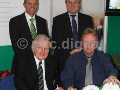 20090429 - Dave Jones signs contract 004.jpg