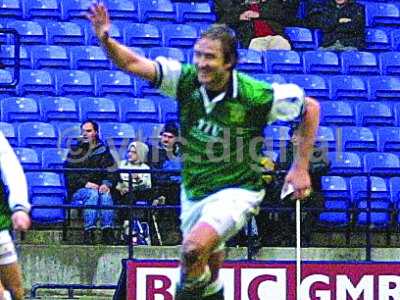 Warren Patmorecelebratesboltongoal