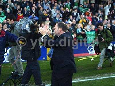 - gaffer with crowd1.jpg